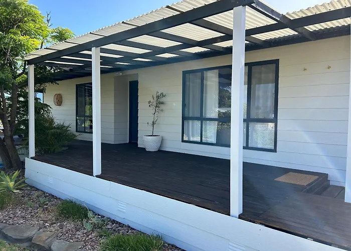 The Little Beach Retreat - Relaxing Family Sized Home One Street From The Sea!