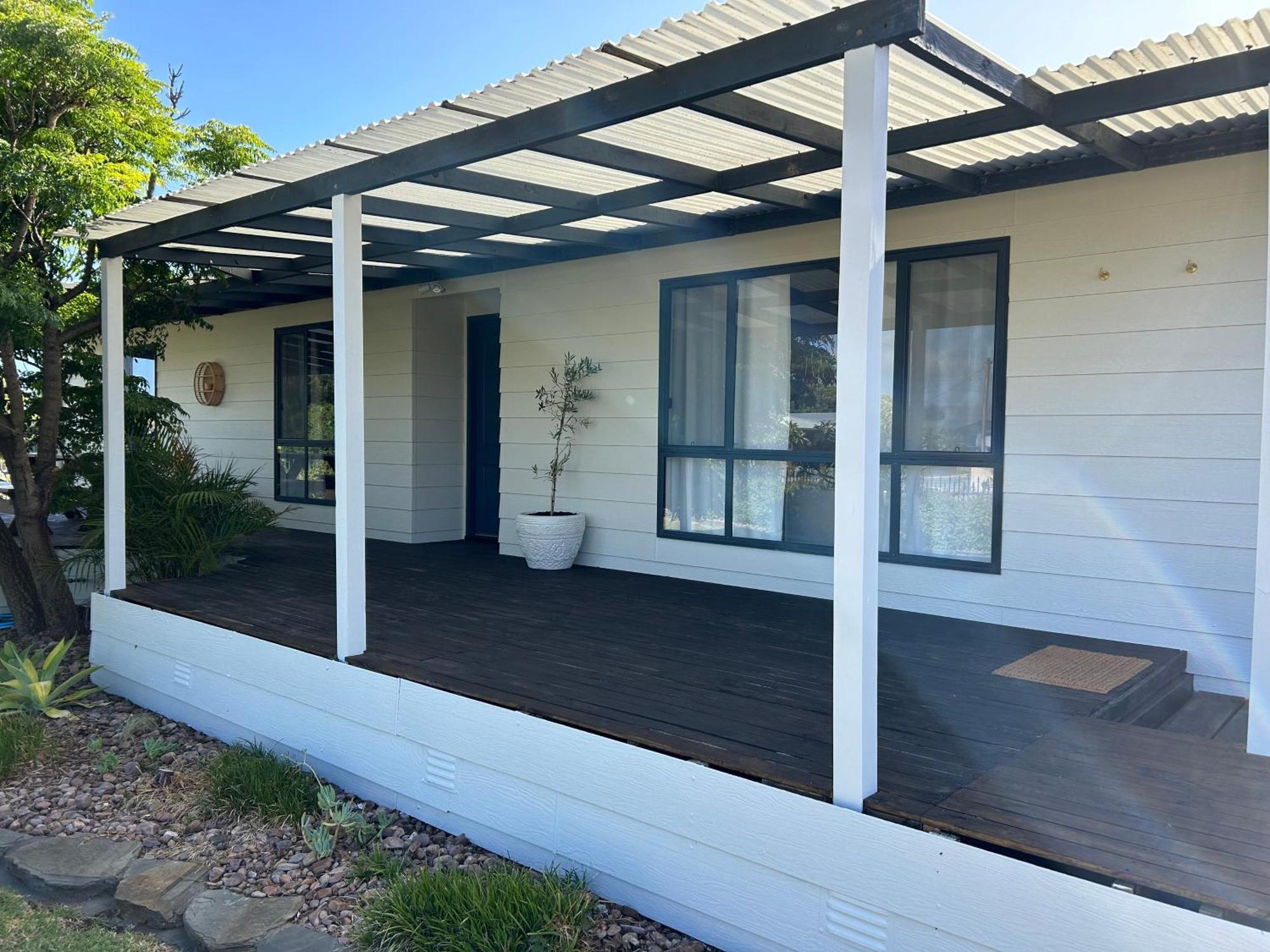 Holiday home The Little Retreat - Relaxing Family Sized One Street From The Sea! *