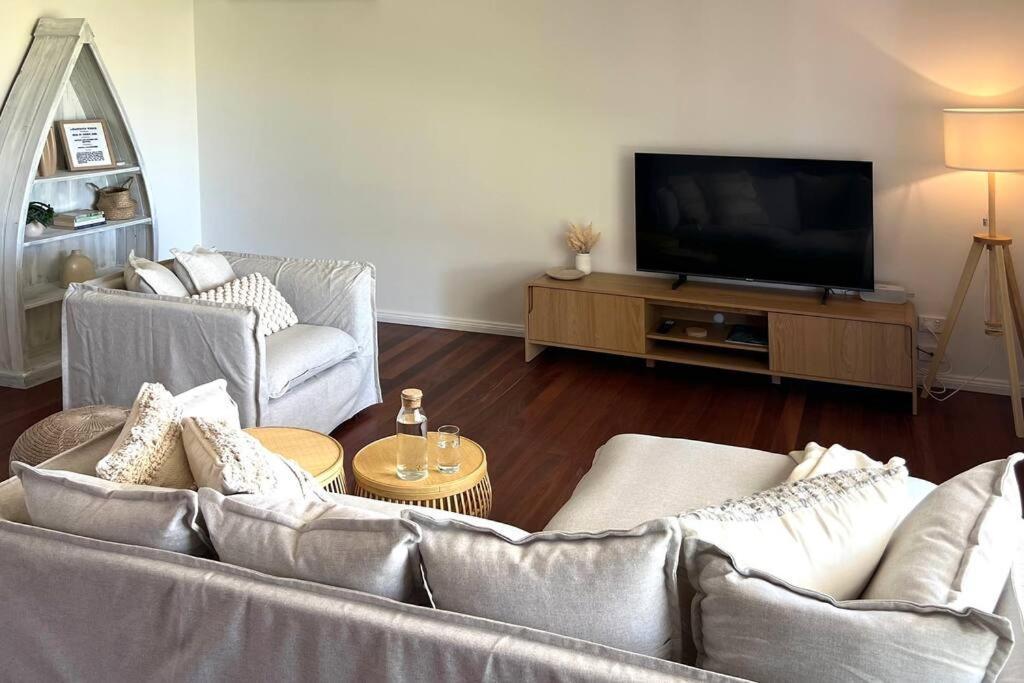 The Little Retreat - Relaxing Family Sized One Street From The Sea! Holiday home *