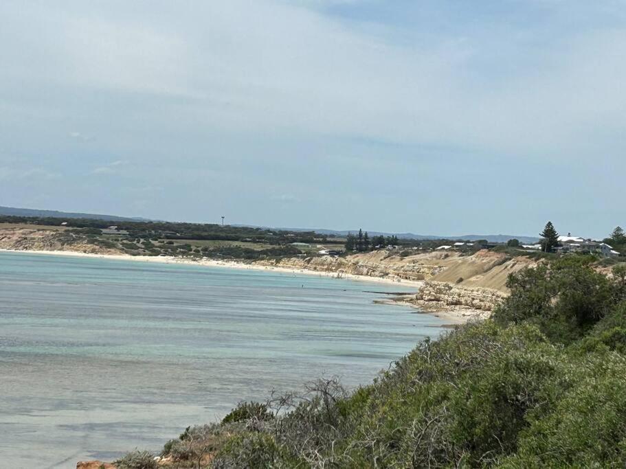 The Little Retreat - Relaxing Family Sized One Street From The Sea! Holiday home *